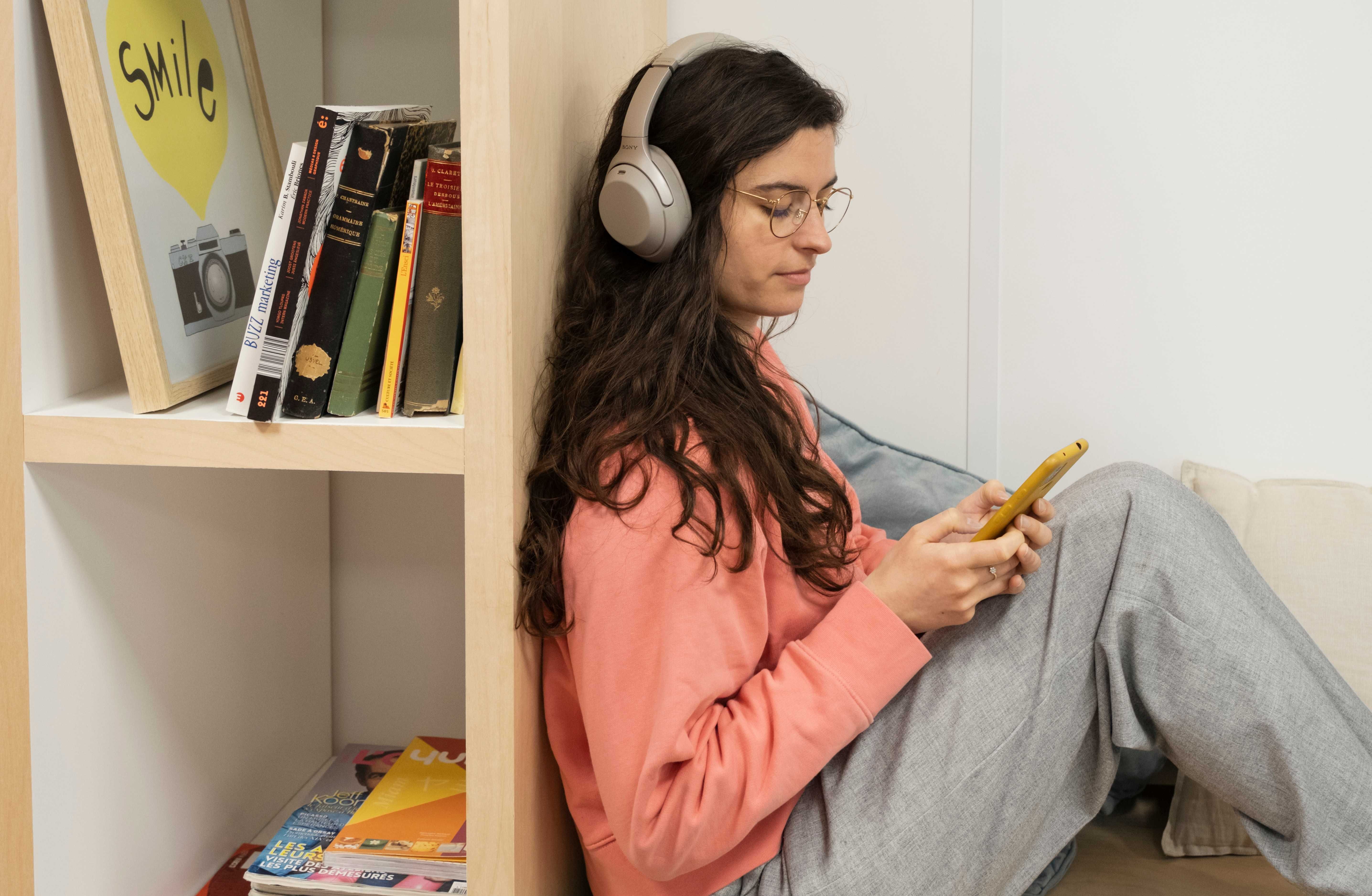 Une étudiante qui révise avec Wooflash sur ton téléphone 