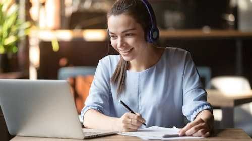 formation et cours à distance - image de femme